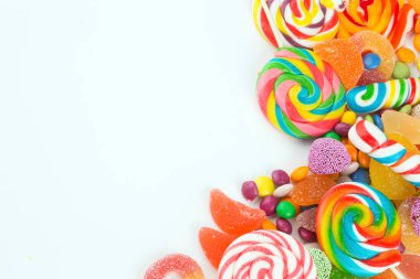 Renkli lolipoplar ve farklı renkte yuvarlak şekerler. Üst görünüm.