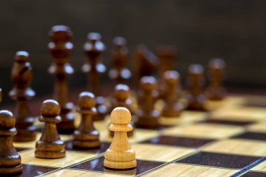 Satranç tahtasındaki satranç taşları