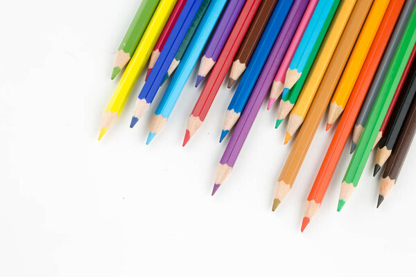 Цветные карандаши изолированы на фоне. Закрыть
.