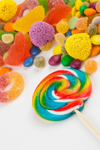 色彩斑斓的棒棒糖和不同颜色的圆形糖果 顶部视图 — 图库照片
