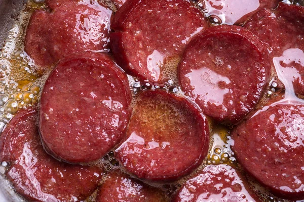 在土耳其 油炸土耳其风格的发酵香料香肠叫 Sucuk 是为爱吃油炸辣肉的人准备的 — 图库照片