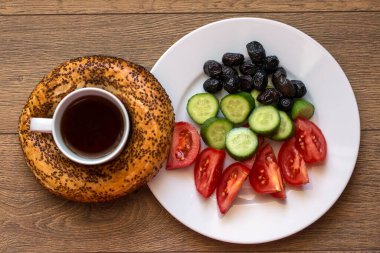 Peynirli, sebzeli, zeytinli, simit simitli ve çaylı geleneksel Türk kahvaltısı. Üst görünüm