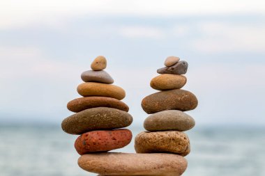 Deniz sahili arka planında taş kulesi