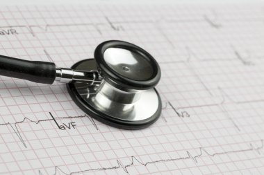 Stetoskop ve kırmızı kalp. Kalp kontrolü. Sağlık hizmetlerini kabul et.