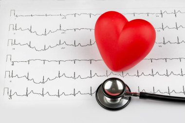 Stetoskop ve kırmızı kalp. Kalp kontrolü. Sağlık hizmetlerini kabul et.