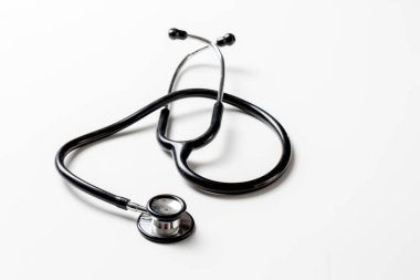 Stetoskop ve kırmızı kalp. Kalp kontrolü. Sağlık hizmetlerini kabul et.