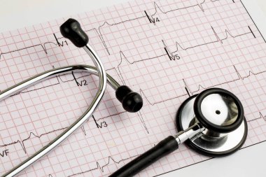 Stetoskop ve kırmızı kalp. Kalp kontrolü. Sağlık hizmetlerini kabul et.