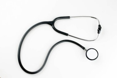 Stetoskop ve kırmızı kalp. Kalp kontrolü. Sağlık hizmetlerini kabul et.