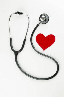 Stetoskop ve kırmızı kalp. Kalp kontrolü. Sağlık hizmetlerini kabul et.