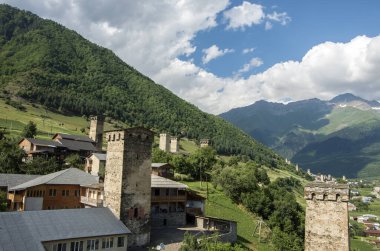 Ushguli köyündeki geleneksel Svan Kuleleri - Yukarı Svaneti, Gürcistan