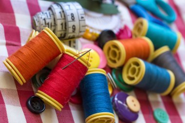 Hobi olarak giysi dikmek ve onarmak, terzi masası.