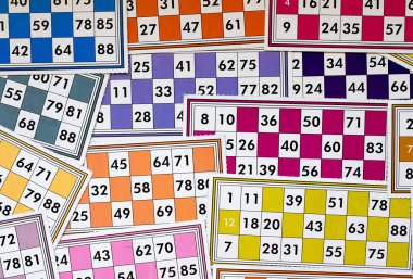 Renkli bingo kartları ve beyaz arkaplandaki numaralar, kapatın, izole edilmiş.