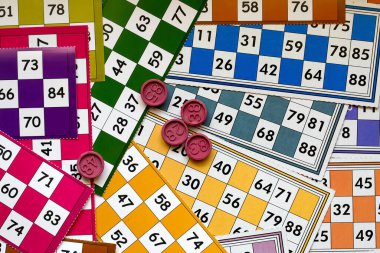 Renkli bingo kartları ve beyaz arkaplandaki numaralar, kapatın, izole edilmiş.