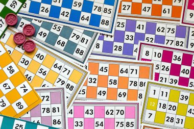 Renkli bingo kartları ve beyaz arkaplandaki numaralar, kapatın, izole edilmiş.