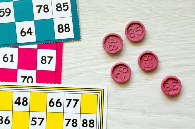 Renkli bingo kartları ve beyaz arkaplandaki numaralar, kapatın, izole edilmiş.