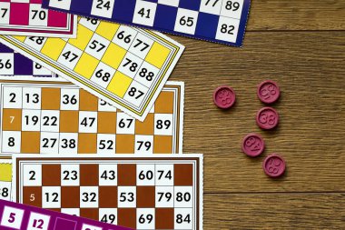 Renkli bingo kartları ve beyaz arkaplandaki numaralar, kapatın, izole edilmiş.