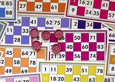 Renkli bingo kartları ve beyaz arkaplandaki numaralar, kapatın, izole edilmiş.