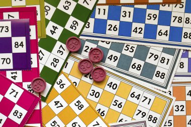 Renkli bingo kartları ve beyaz arkaplandaki numaralar, kapatın, izole edilmiş.
