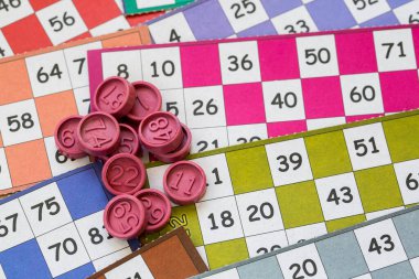 Renkli bingo kartları ve beyaz arkaplandaki numaralar, kapatın, izole edilmiş.