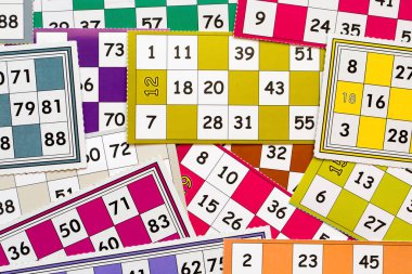 Renkli bingo kartları ve beyaz arkaplandaki numaralar, kapatın, izole edilmiş.