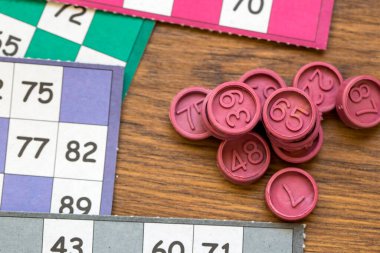 Renkli bingo kartları ve beyaz arkaplandaki numaralar, kapatın, izole edilmiş.