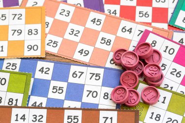 Renkli bingo kartları ve beyaz arkaplandaki numaralar, kapatın, izole edilmiş.