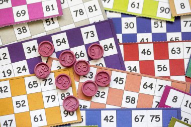 Renkli bingo kartları ve beyaz arkaplandaki numaralar, kapatın, izole edilmiş.