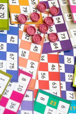 Renkli bingo kartları ve beyaz arkaplandaki numaralar, kapatın, izole edilmiş.