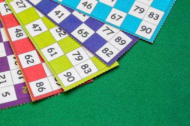 Renkli bingo kartları ve beyaz arkaplandaki numaralar, kapatın, izole edilmiş.