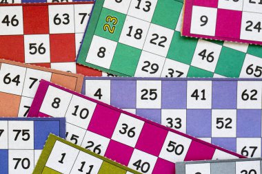 Renkli bingo kartları ve beyaz arkaplandaki numaralar, kapatın, izole edilmiş.