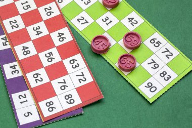 Renkli bingo kartları ve beyaz arkaplandaki numaralar, kapatın, izole edilmiş.