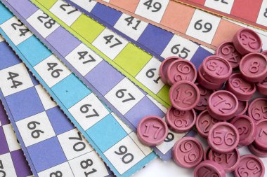 Renkli bingo kartları ve beyaz arkaplandaki numaralar, kapatın, izole edilmiş.