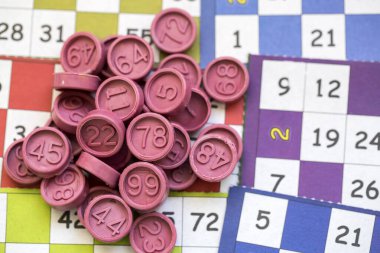 Renkli bingo kartları ve beyaz arkaplandaki numaralar, kapatın, izole edilmiş.