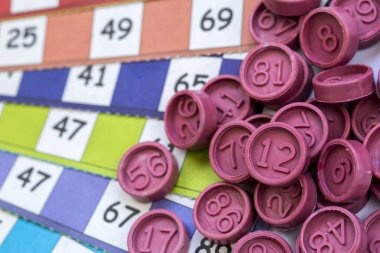 Renkli bingo kartları ve beyaz arkaplandaki numaralar, kapatın, izole edilmiş.