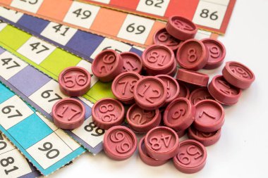 Renkli bingo kartları ve beyaz arkaplandaki numaralar, kapatın, izole edilmiş.