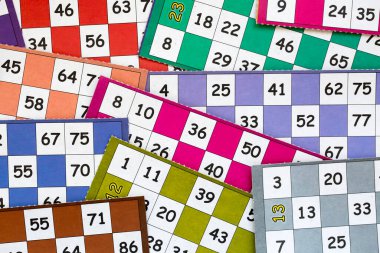 Renkli bingo kartları ve beyaz arkaplandaki numaralar, kapatın, izole edilmiş.