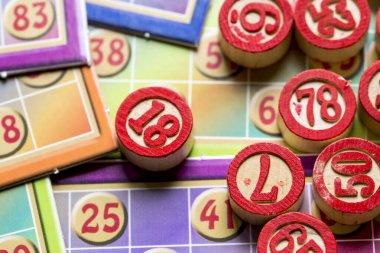 Renkli bingo kartları ve beyaz arkaplandaki numaralar, kapatın, izole edilmiş.