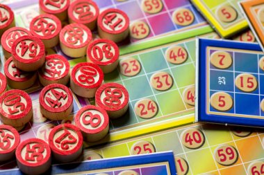 Renkli bingo kartları ve beyaz arkaplandaki numaralar, kapatın, izole edilmiş.