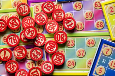Renkli bingo kartları ve beyaz arkaplandaki numaralar, kapatın, izole edilmiş.