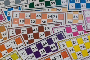 Renkli bingo kartları ve beyaz arkaplandaki numaralar, kapatın, izole edilmiş.