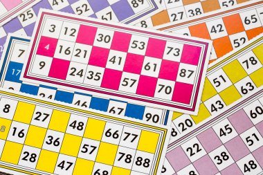 Renkli bingo kartları ve beyaz arkaplandaki numaralar, kapatın, izole edilmiş.