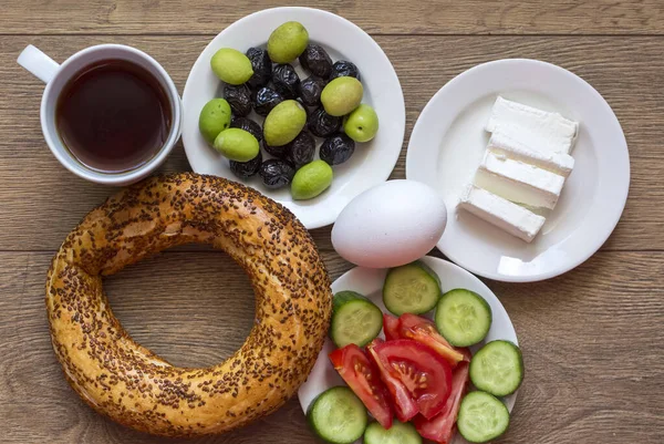 Турецкий Традиционный Завтрак Сыром Фета Овощами Оливками Симитом Чаем Вид — стоковое фото