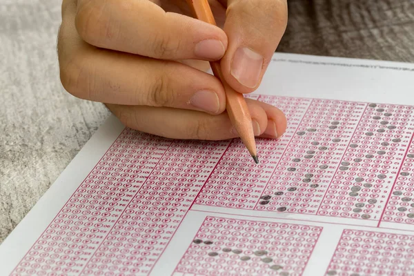 Μαθητές Χέρι Κάνει Εξετάσεις Κουίζ Χαρτί Δοκιμής Μολύβι Σχέδιο Επιλεγεί — Φωτογραφία Αρχείου