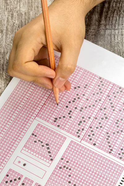 Estudiantes Mano Haciendo Exámenes Examen Examen Papel Prueba Con Dibujo — Foto de Stock