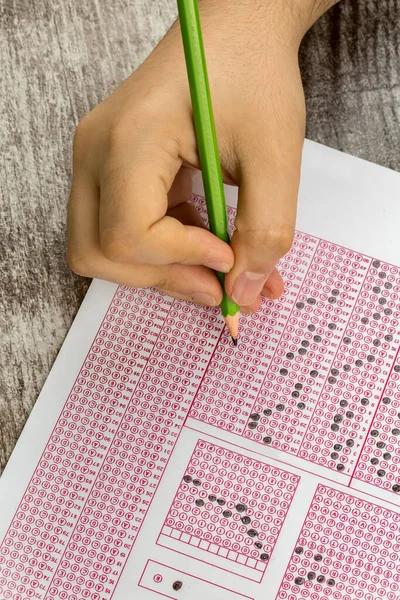 Estudiantes Mano Haciendo Exámenes Examen Examen Papel Prueba Con Dibujo — Foto de Stock