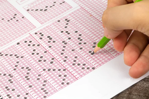 Estudiantes Mano Haciendo Exámenes Examen Examen Papel Prueba Con Dibujo — Foto de Stock