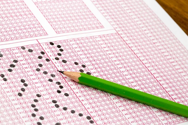 Estudiantes Mano Haciendo Exámenes Examen Examen Papel Prueba Con Dibujo — Foto de Stock
