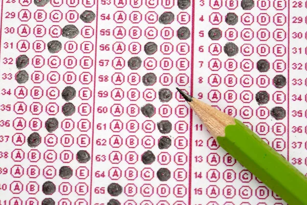 Studenti Mano Facendo Esami Test Paper Quiz Con Disegno Matita — Foto Stock