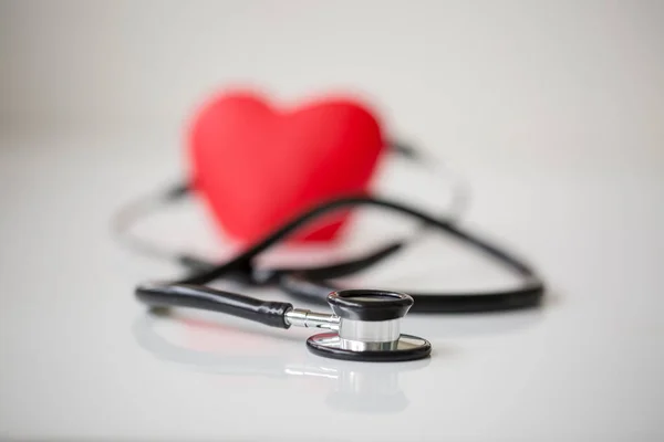 Estetoscópio Coração Vermelho Verificação Cardíaca Conceito Saúde — Fotografia de Stock