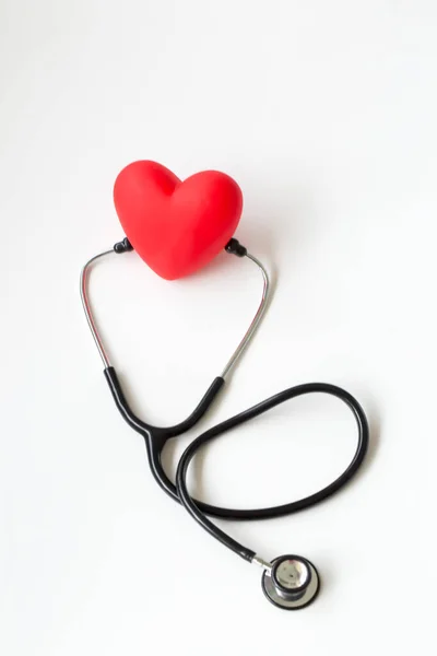听诊器和红心心脏检查 概念保健 — 图库照片